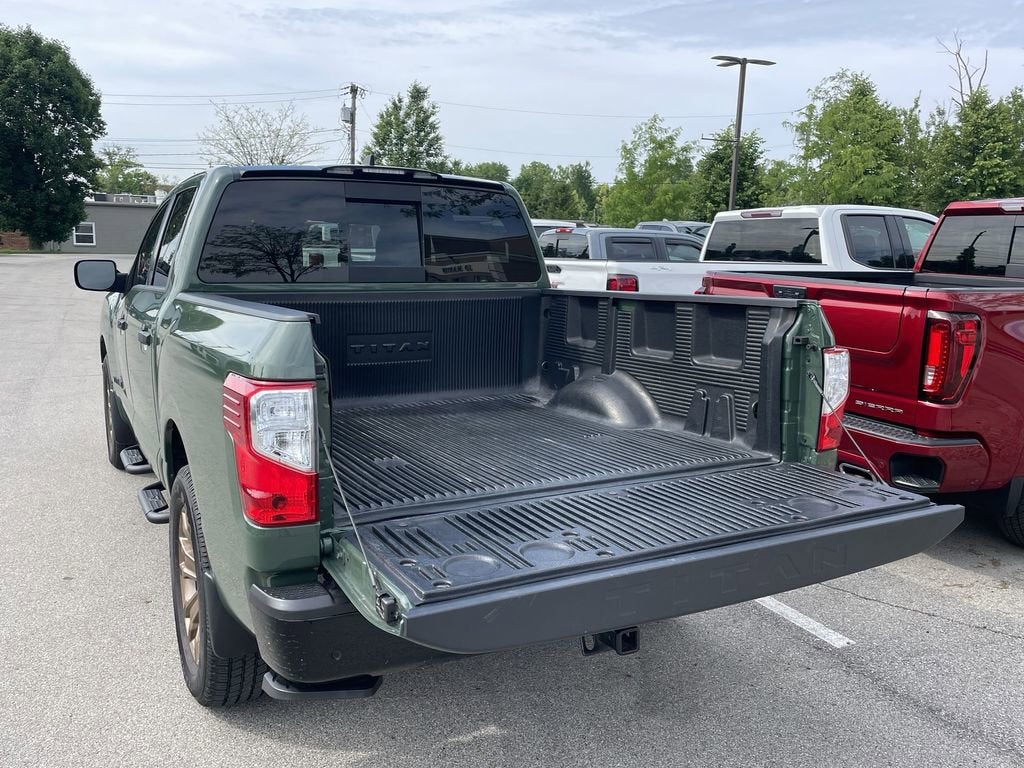2024 Nissan TITAN Crew Cab SV 4x4