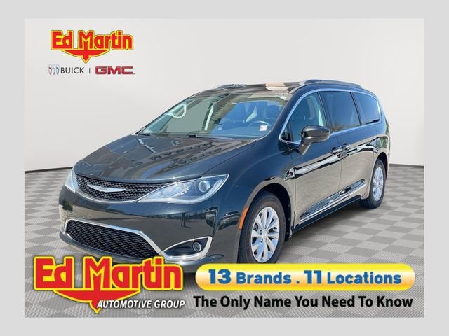 2017 Chrysler Pacifica Touring-L's photo