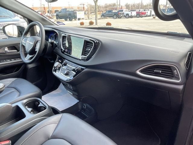 2025 Chrysler Pacifica Select