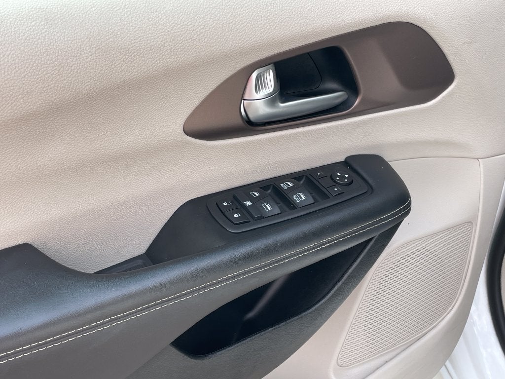 2024 Chrysler Voyager LX